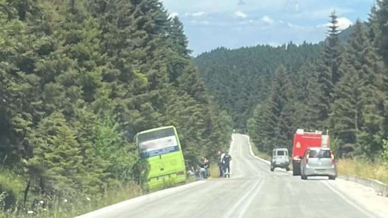 Λαχτάρησαν επιβάτες λεωφορείου στα Τρίκαλα: Βγήκε εκτός πορείας και έπεσε σε χαντάκι
