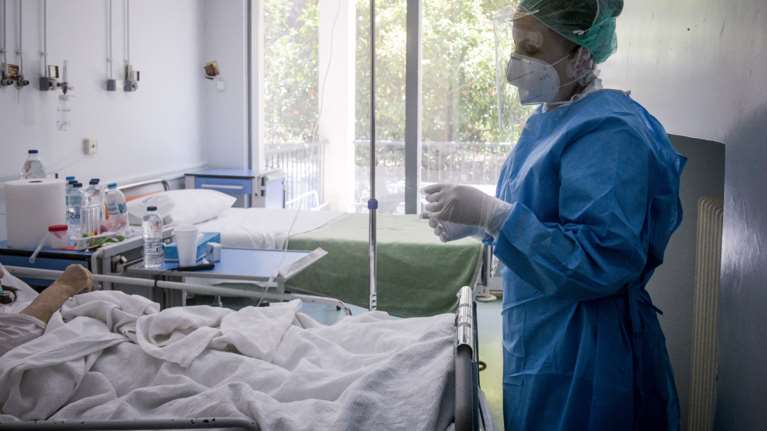 Ξεσπάει η διευθύντρια Παιδιατρικής Κλινικής στο ΠΑΓΝΗ για τους αρνητές της μάσκας: Ελάτε να σας ξεναγήσουμε στο νοσοκομείο