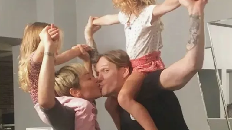 Πηνελόπη Αναστασοπούλου - Φώτης Μπενάρντo: Δείχνουν το χριστουγεννιάτικο δέντρο που στόλισαν με τις κόρες τους [εικόνες]