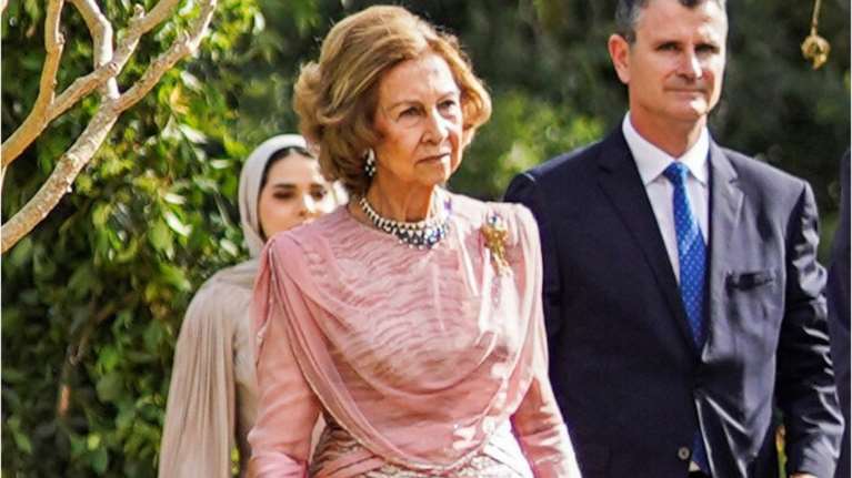 Fashion icon στα 84 της η βασίλισσα Σοφία: Το vintage Valentino φόρεμα και το διαμαντένιο τσόκερ που φόρεσε στον βασιλικό γάμο