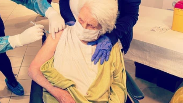 Κορονοϊός: Ο πρώτος εμβολιασμός σε γηροκομείο της Θεσσαλονίκης- Σε 98χρονη επιζήσασα του Άουσβιτς