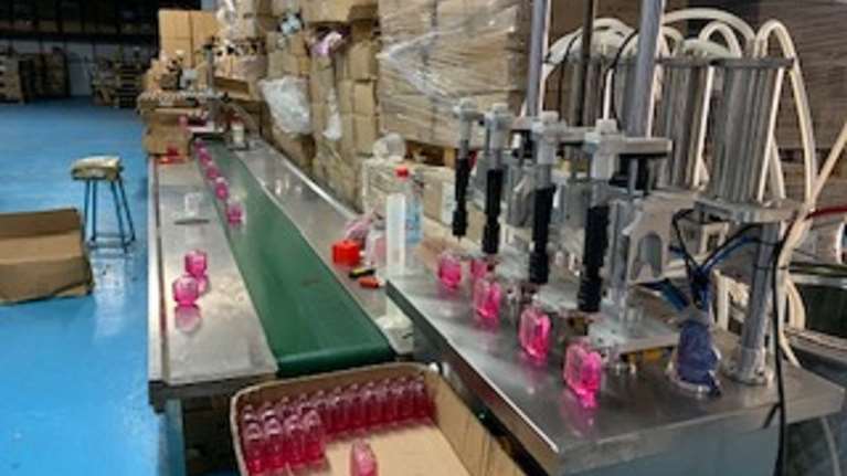 Εξαρθρώθηκε σπείρα με εργαστήριο που διακινούσε χιλιάδες προϊόντα - μαϊμού [εικόνες και βίντεο]