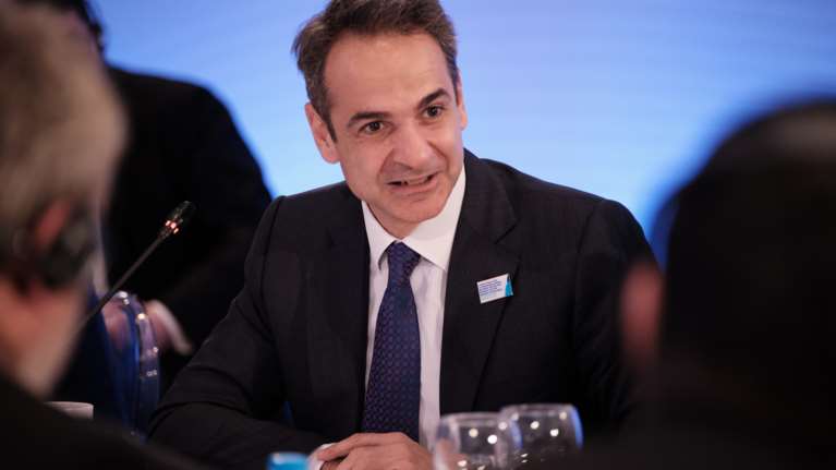 &quot;Κλείνουμε την πόρτα στον κορονοϊό&quot;: Το μήνυμα Μητσοτάκη με βίντεο του Σπύρου Παπαδόπουλου