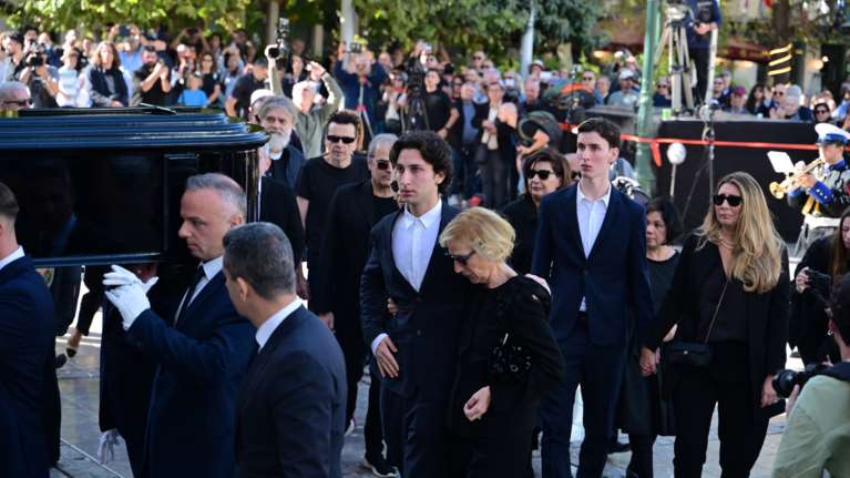 Διονύσης Σαββόπουλος: Συντετριμμένη η οικογένεια του στη Μητρόπολη - Συγκίνησαν οι πένθιμες μελωδίες - [βίντεο]