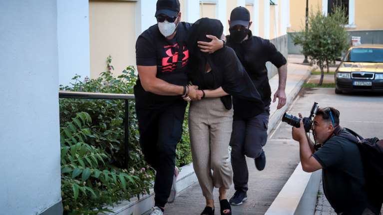 Eπίθεση με βιτριόλι: Εμφανίστηκε ο φερόμενος ως συνεργός της Εφης Κακαράντζουλα - Ζητάει να καταθέσει στη δίκη [Βίντεο]