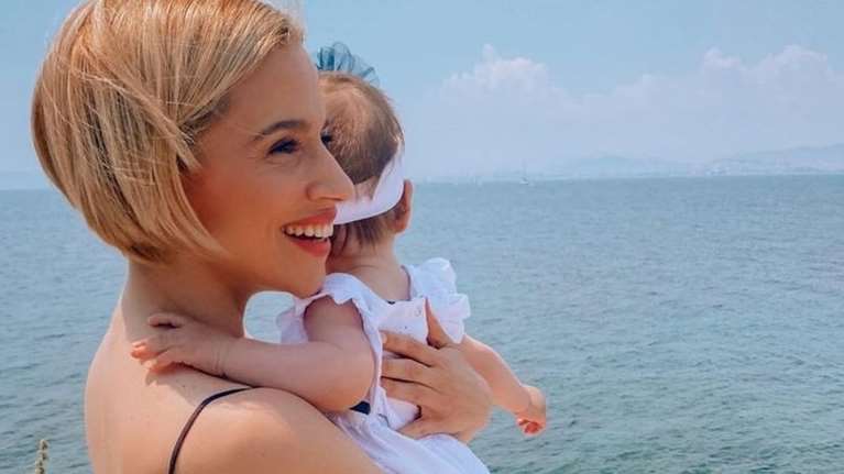 Η Νάντια Μπουλέ με την κόρη της στο Λονδίνο | Με κοτσιδάκια και φόντο το ηλιοβασίλεμα