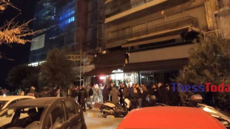 Ξέχασαν τον κορονοϊό και πήγαν για ποτάκι στη Θεσσαλονίκη – Απίστευτες εικόνες συνωστισμού [VIDEO]