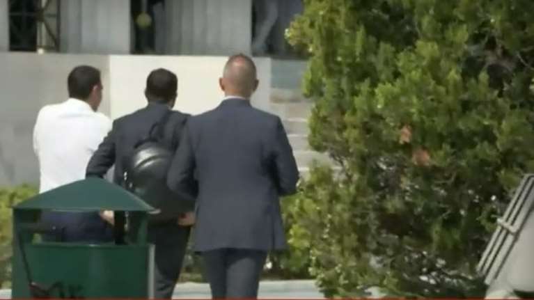 Αλέξης Τσίπρας: Η στιγμή που μπαίνει από την πίσω πόρτα της Βουλής για την ορκωμοσία για να αποφύγει τις κάμερες