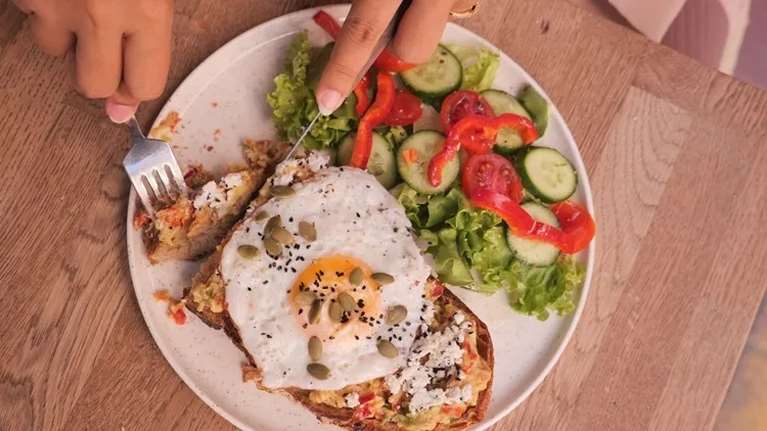 7 λάθη στο πρωινό που βλάπτουν το έντερο, σύμφωνα με γαστρεντερολόγο