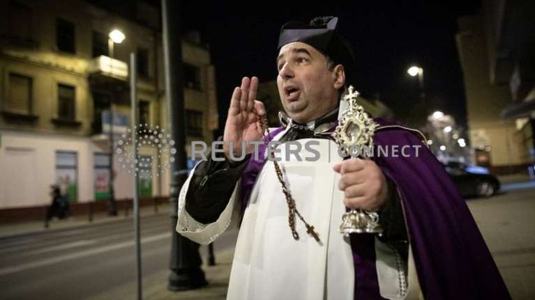 Κορονοϊός - Πολωνία: Ο παπάς της ενορίας προσεύχεται μαζί με τους πιστούς door to door