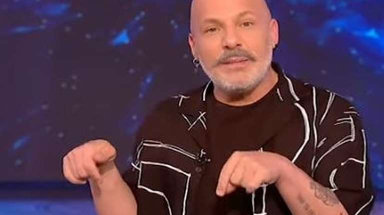 Νίκος Μουτσινάς:  &quot;Σας ζητώ συγγνώμη, ο πόνος είναι αδιανόητος&quot; - Διέκοψε νωρίτερα την εκπομπή του