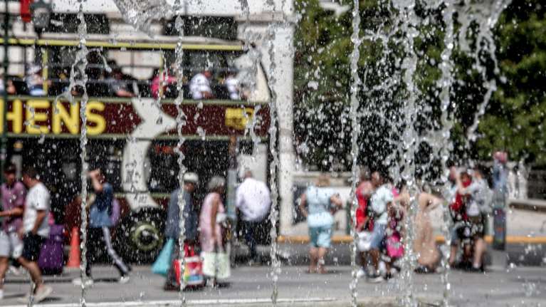 Καιρός: Ανεβαίνει και άλλο ο υδράργυρος, παραμένει η σκόνη - Σε ποιες περιοχές θα βρέξει