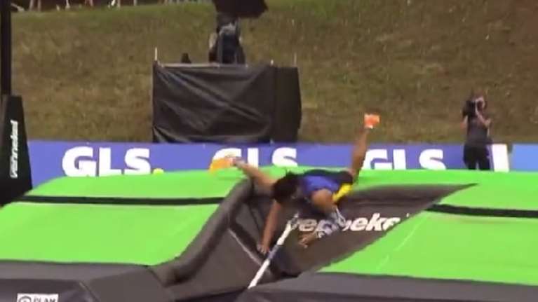 Στιγμή-σοκ για τον Καραλή: Έσπασε το κοντάρι του την ώρα του άλματος [βίντεο]