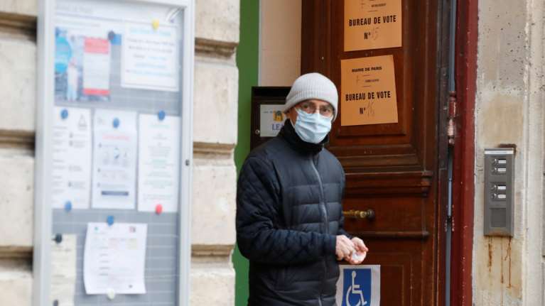 Δημοτικές εκλογές στη Γαλλία εν μέσω κορονοϊού - Σε καραντίνα Ιταλία και Ισπανία