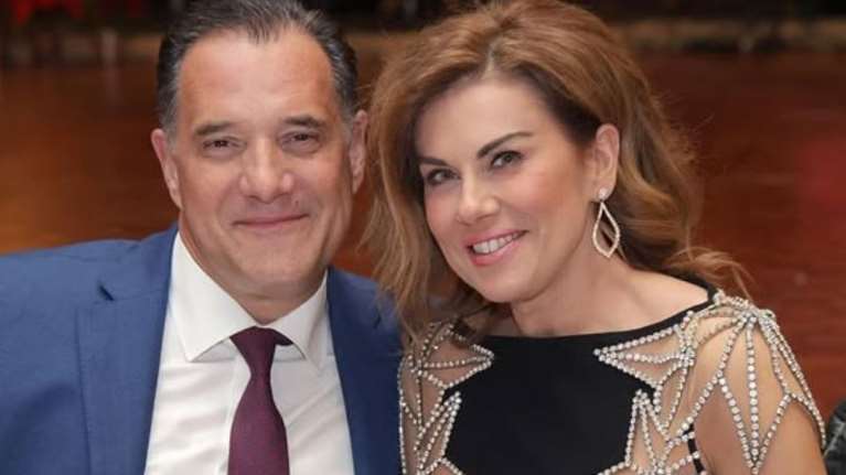 Ευγενία Μανωλίδου: Chic σε δείπνο με τον Άδωνι Γεωργιάδη - Το μαύρο μίντι φόρεμά της και η χρυσή καρδιά