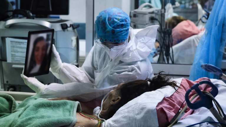 Κορονοϊός: Συγκλονιστική εικόνα σε ΜΕΘ - Νοσηλεύτρια κρατάει τάμπλετ για να μιλήσει ασθενής με συγγενή της