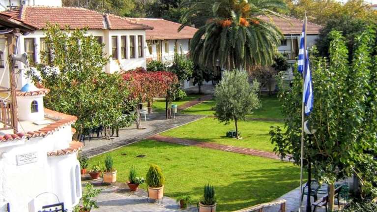 Γηροκομείο Βόλου: Ανένδοτοι οι εργαζόμενοι, δεν εμβολιάζονται -  Δύο ηλικιωμένοι στο νοσοκομείο, 12 τα θετικά κρούσματα