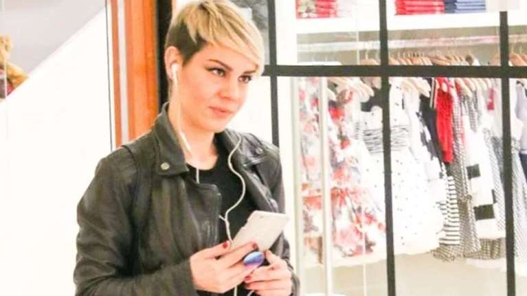 Για shopping η Ράνια Κωστάκη: Το vinyl παντελόνι της