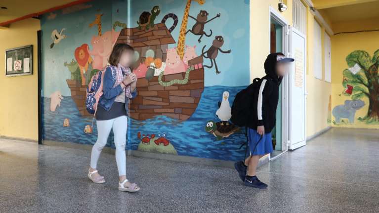 Καταγγελία - σοκ: Γονείς έσπασαν την καραντίνα στην Αθήνα, πήγαν στη δουλειά και το παιδί σχολείο