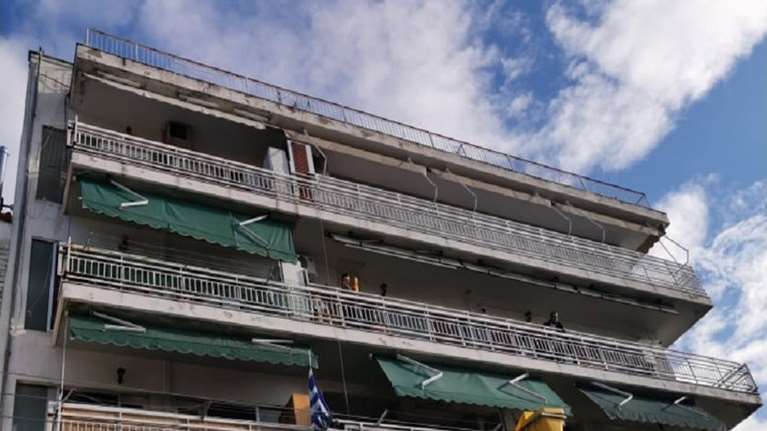 Θεσσαλονίκη: Εκτός κινδύνου η 4χρονη που έπεσε από το μπαλκόνι - &quot;Η σύζυγός μου ήταν το μπάνιο&quot;, ισχυρίζεται ο πατέρας