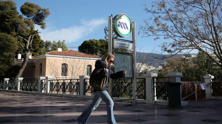 Δεκάδες επιβάτες εγκλωβίστηκαν στο μετρό-Περπατούσαν δίπλα στις γραμμές για να φύγουν: &quot;Ημασταν μία ώρα κλεισμένοι&quot;