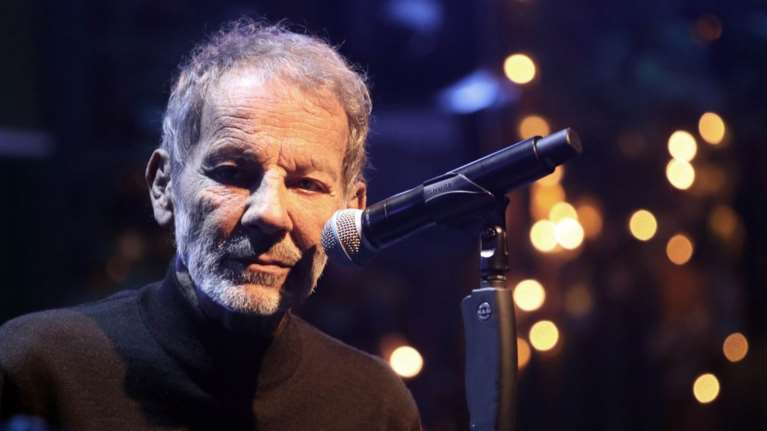 Η εντυπωσιακή εμφάνιση της συζύγου του Σταύρου Ξαρχάκου - Με λευκό στράπλες φόρεμα