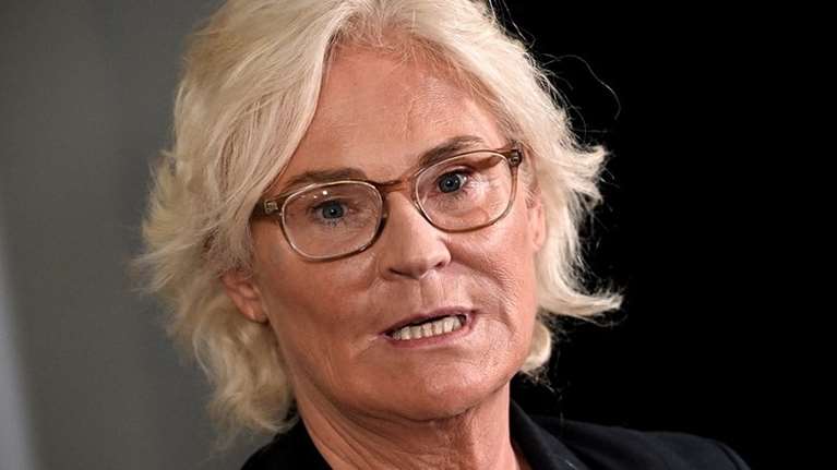 Υπό παραίτηση η γερμανίδα υπ. Άμυνας; Αφόρητες οι πιέσεις μετά τον σάλο από το πρωτοχρονιάτικο μήνυμά της