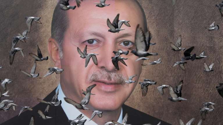 Ανάλυση: Το όραμα του &quot;σουλτάνου&quot; Ερντογάν για νέο &quot;τουρκικό αιώνα&quot; και το πορτρέτο δίπλα από τον Κεμάλ...