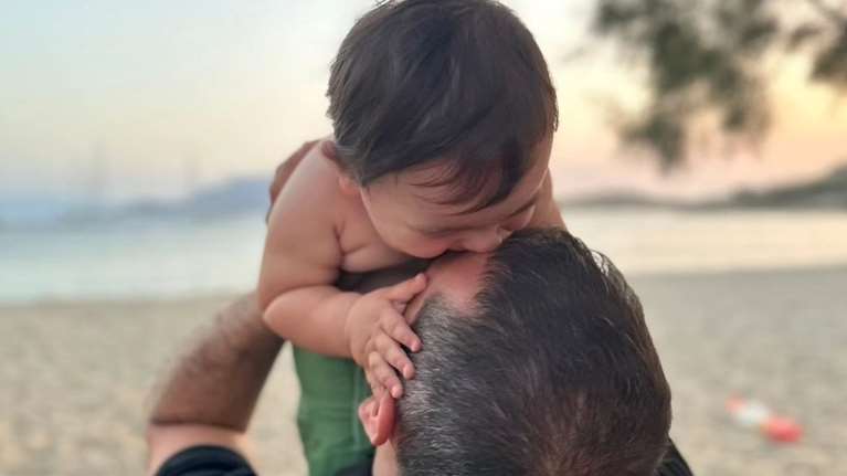 Ο Λεωνίδας Κουτσόπουλος φωτογραφίζεται με τον γιο του στην παραλία και το Instagram &quot;λιώνει&quot; [είκονες]