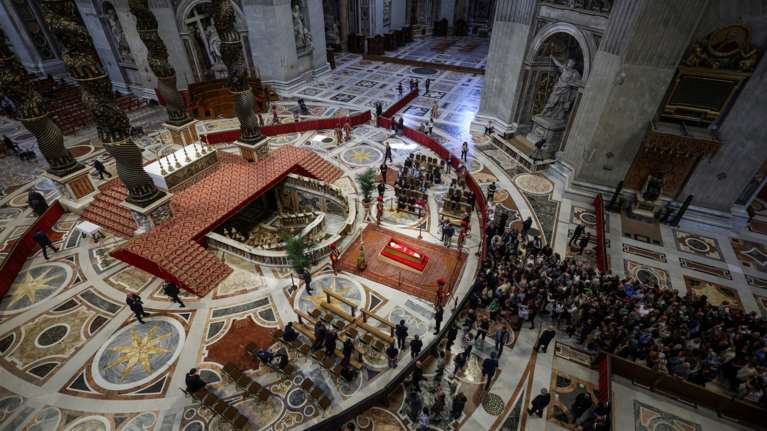 Πάπας Φραγκίσκος: Ολοκληρώθηκε η προσέλευση των πιστών στη Βασιλική του Αγίου Πέτρου- Πάνω από 250.000 πιστοί προσκύνησαν