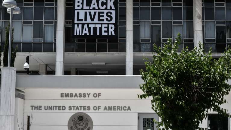 Ένας χρόνος από τη δολοφονία Φλόιντ: Πανό με επιγραφή &quot;Black lives matter&quot; στην αμερικανική πρεσβεία στην Αθήνα [Εικόνες]