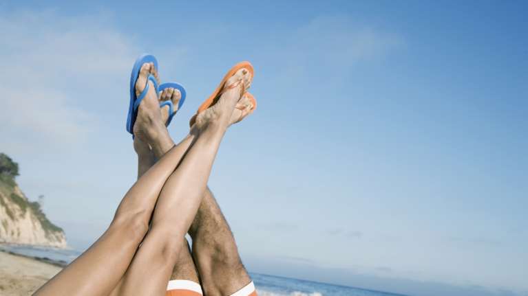 Σαγιονάρες: Ποιους κινδύνους κρύβουν για το δέρμα σου;