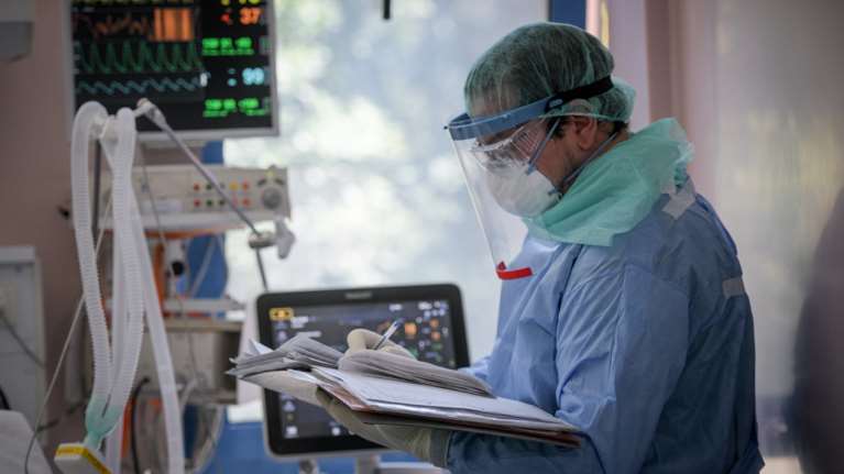 Δραματική πρόβλεψη Καπραβέλου: Μέχρι τα Χριστούγεννα θα έχουμε εκατόμβη νεκρών