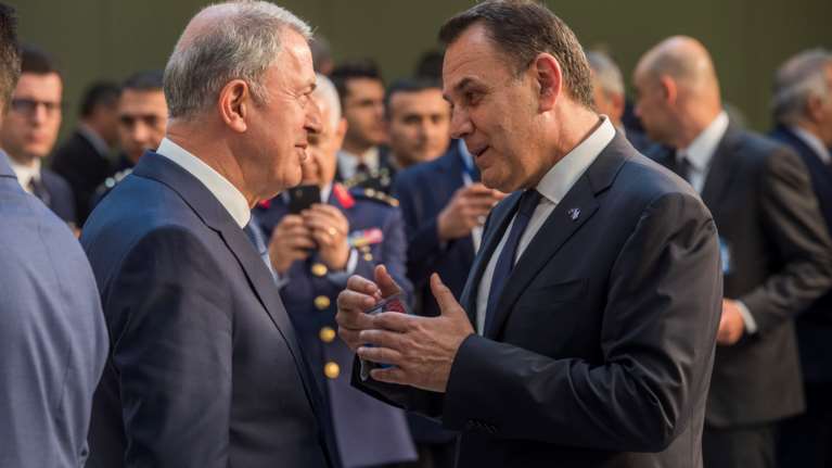 Βίντεο: Το τετ-α-τετ Παναγιωτόπουλου με Ακάρ - Τι λένε τα δύο Υπουργεία Άμυνας για τη συνομιλία