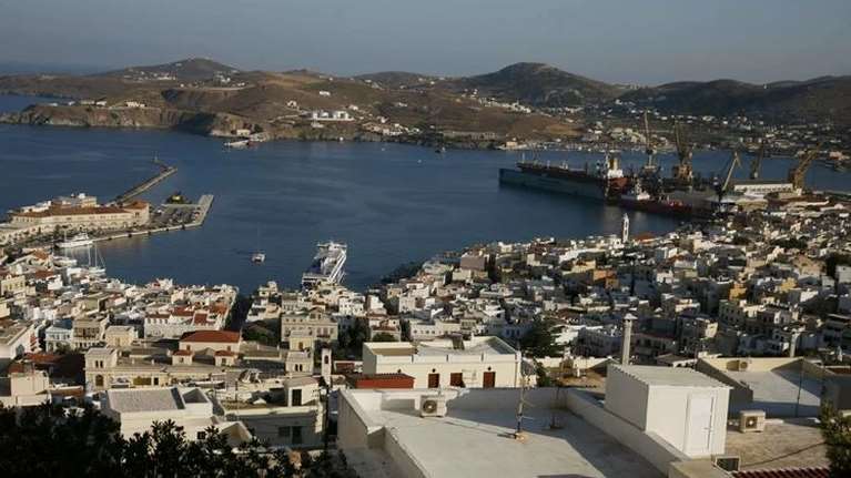 Σύρος: Και ξαφνικά ο δρόμος στην Ερμούπολη γέμισε με...λεφτά - Τι συνέβη