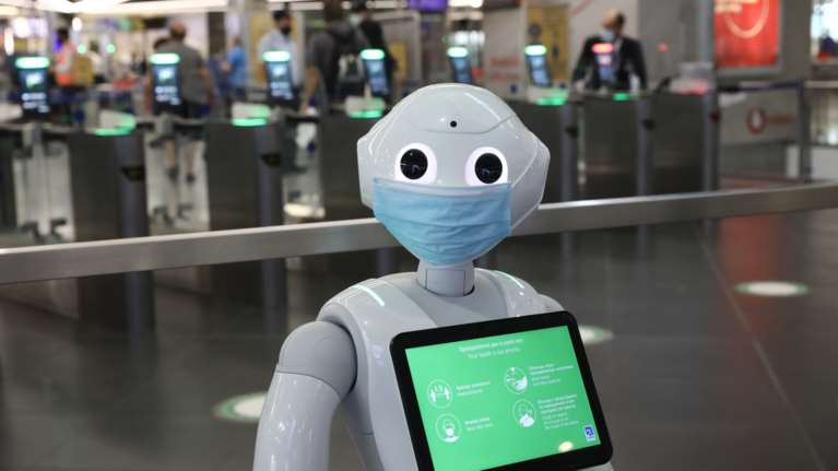 &quot;Ελεύθεριος Βενιζέλος&quot;: Το ρομπότ Pepper φορά μάσκα, φταρνίζεται και συμβουλεύει τους ταξιδιώτες για την τήρηση των μέτρων [εικόνες]