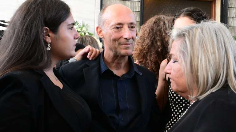 Ελεάννα Πλέσσα: Η κόρη του Πλέσσα στην κηδεία του πατέρα της - Η σπάνια εμφάνισή της με τον ετεροθαλή αδελφό της