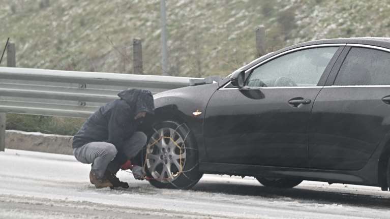 Χιονίζει από το πρωί σε περιοχές της Βόρειας Ελλάδας - Πού είναι υποχρεωτικές οι αντιολισθητικές αλυσίδες