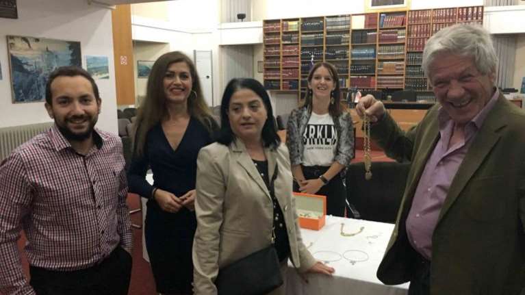 Οταν ο Μάκης Μπαλαούρας διαφήμιζε Bazaar με κοσμήματα της Folli Follie στη Ζαχάρω...