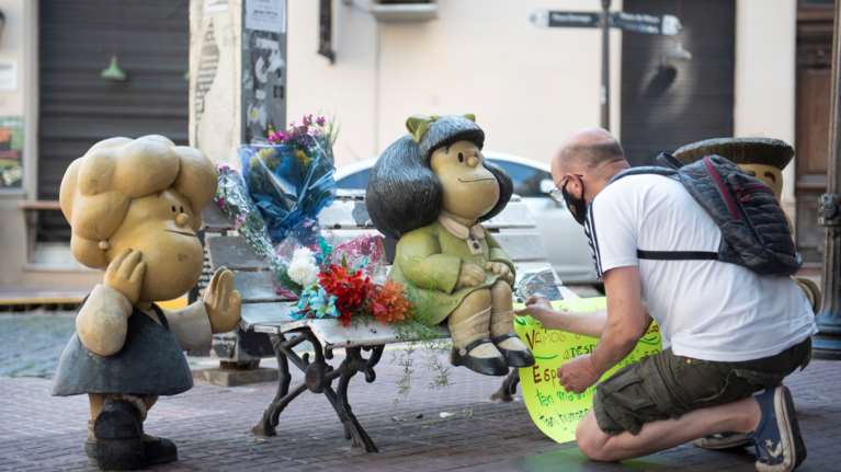 Αργεντινή: Εθνικό πένθος για τον &quot;μπαμπά&quot; της Μαφάλντα - Τόπος προσκυνήματος το άγαλμά της [Εικόνες]