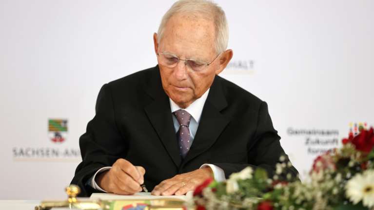 Σόιμπλε: Η... φαιά εξοχότης της γερμανικής πολιτικής παίρνει θέση στην πίσω σειρά ως "απλός" βουλευτής