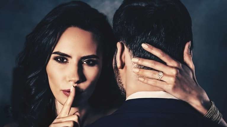 &quot;Η ζωή είναι σύντομη. Κάνε μια απιστία&quot; - Η app για παράνομες σχέσεις μεταξύ παντρεμένων που άλλαξε τη βιομηχανία των γνωριμιών