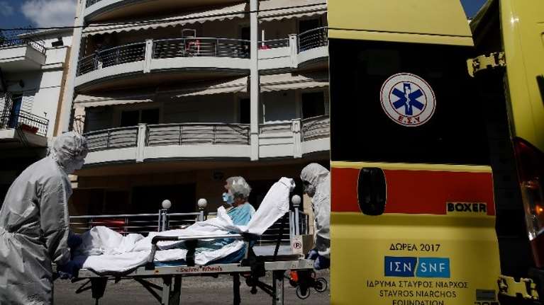 Καρέ καρέ η δύσκολη μάχη του ΕΚΑΒ με τον κορονοϊό [εικόνες]