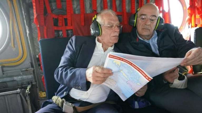 Φωτογραφία όλο νόημα: Ο Δένδιας και ο Μπορέλ μέσα στο Σινούκ κοιτάζουν τον χάρτη της Αν. Μεσογείου