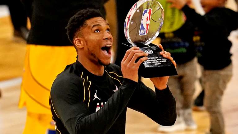 Ξεκίνησαν στην Αθήνα τα γυρίσματα της ταινίας για τον Γιάννη Αντετοκούνμπο [βίντεο]