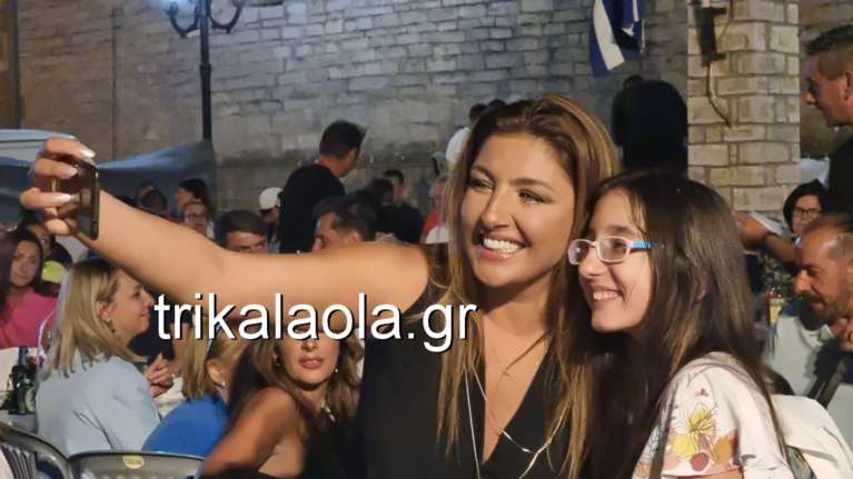 Η Ελενα Παπαρίζου είναι σταρ και ακομπλεξάριστη: Γλέντησε με κλαρίνα σε πανηγύρι στην Καρδίτσα [βίντεο]