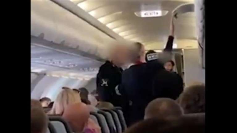 Πτήση προς Ηράκλειο αναγκάστηκε να επιστρέψει στο Λονδίνο έπειτα από επεισόδιο με μεθυσμένους επιβάτες [βίντεο]