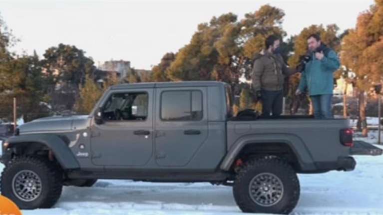 Ο εθελοντής με το θηριώδες τζιπ που απεγκλώβισε πάνω από 200 οχήματα στην Αττική Οδό [βίντεο]