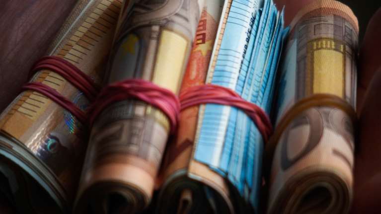 Με ποια κριτήρια θα πληρωθεί το επίδομα των 250 ευρώ σε συνταξιούχους και αναπήρους - Πότε καταβάλλεται