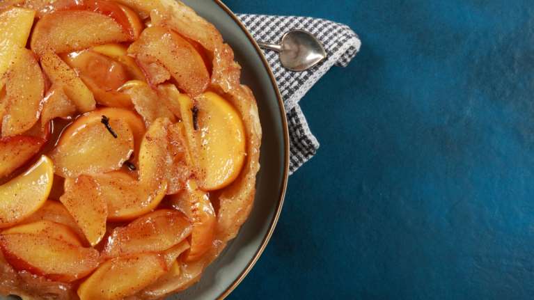 Πετρετζίκης: Τρομερή συνταγή για αφράτη και ζουμερή πορτοκαλόπιτα που λιώνει στο στόμα